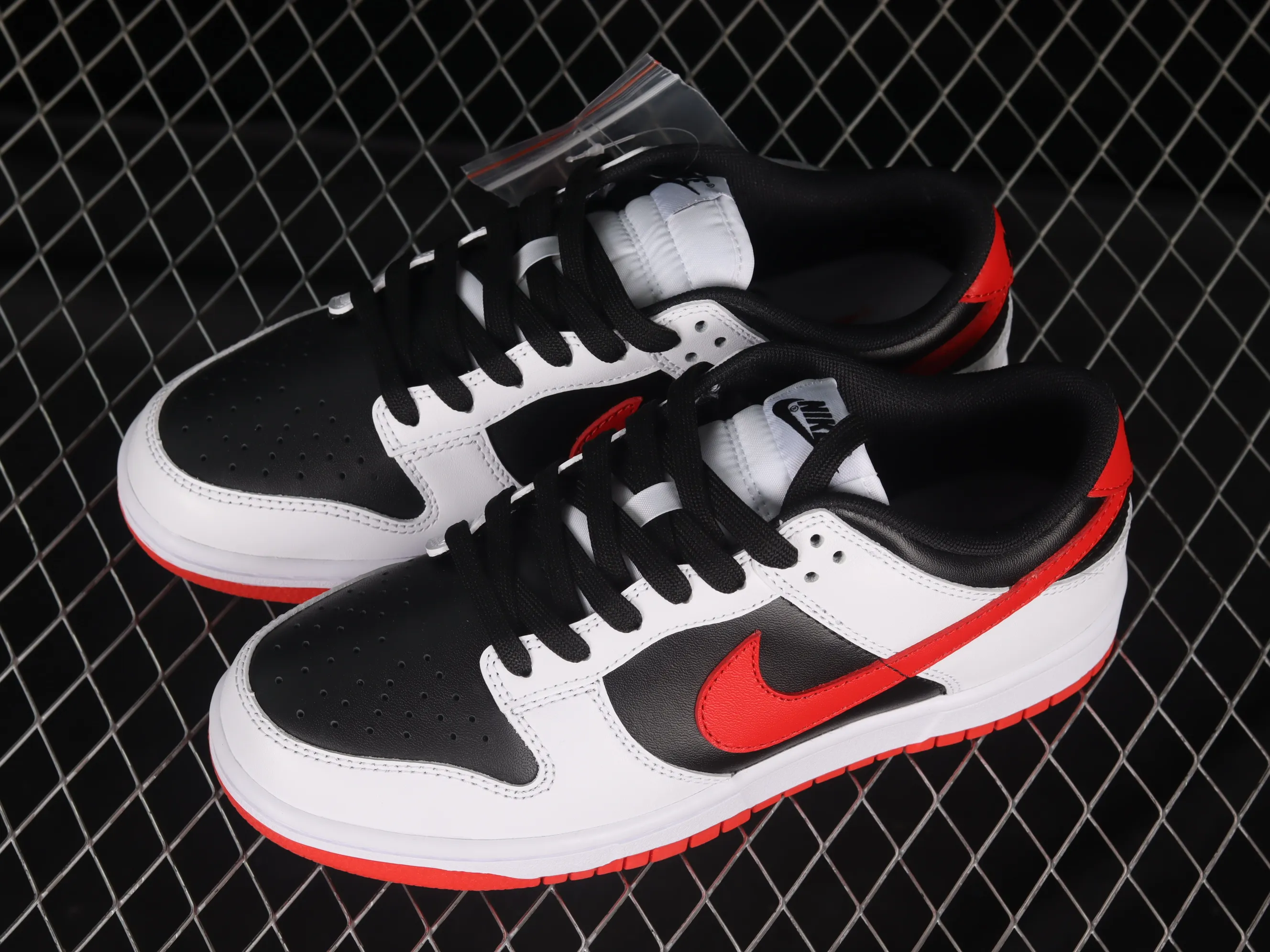 All categories Nk SB Dunk series Nk SB Dunk Low low-top sneakers Nk Dunk Low white, black and red color matching SB low-top sports and leisure sneakers FD9762-061
